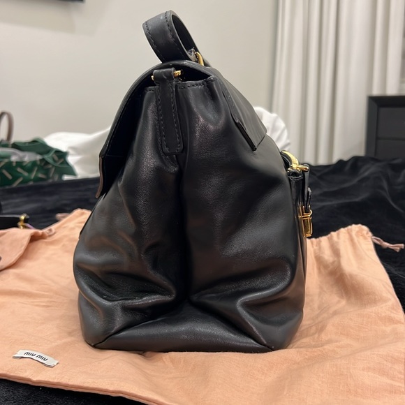 miu miu vitello soft top handle bag in black with crossbody strap - Picture 2 of 10